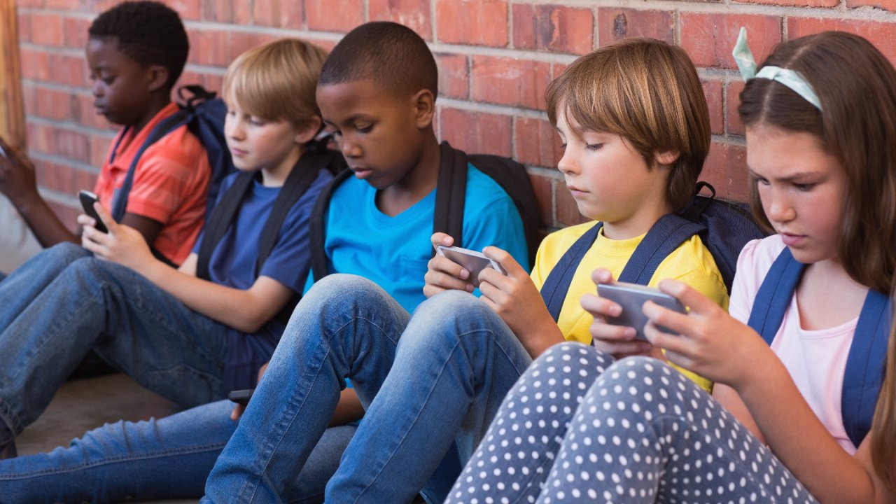 Francia prohíbe redes sociales a menores de 15 años