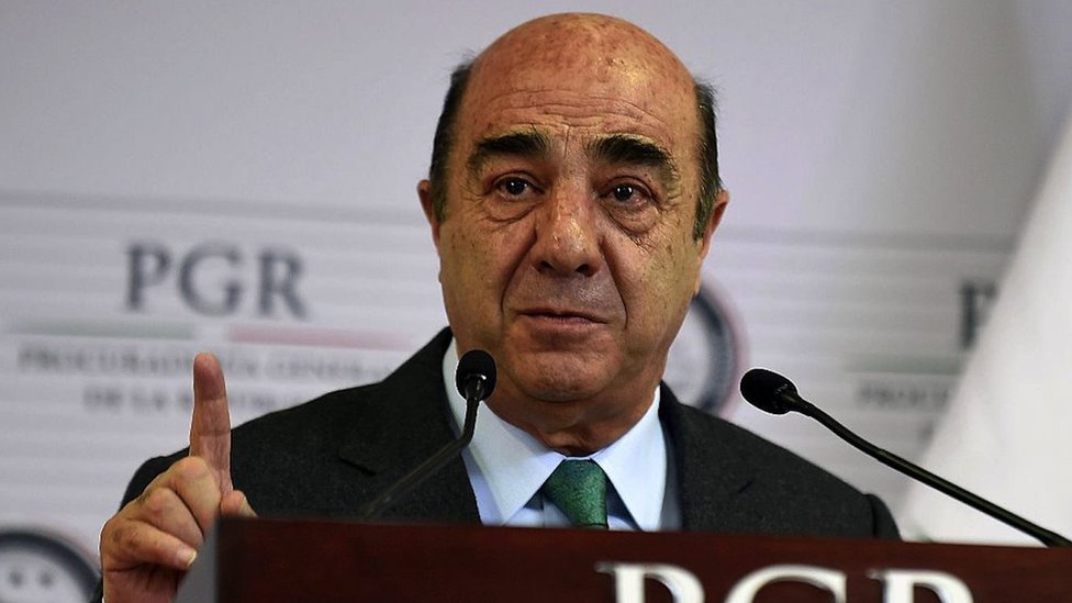 Murillo Karam se libra de prisión preventiva, pero seguirá en arraigo