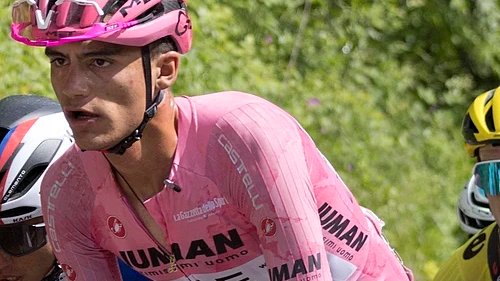 Isaac del Toro acaricia el podio en el Tour de Francia