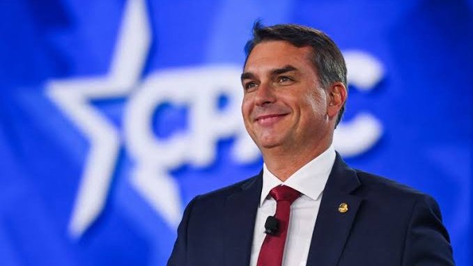 Flávio Bolsonaro va por la presidencia de Brasil y defiende a su padre