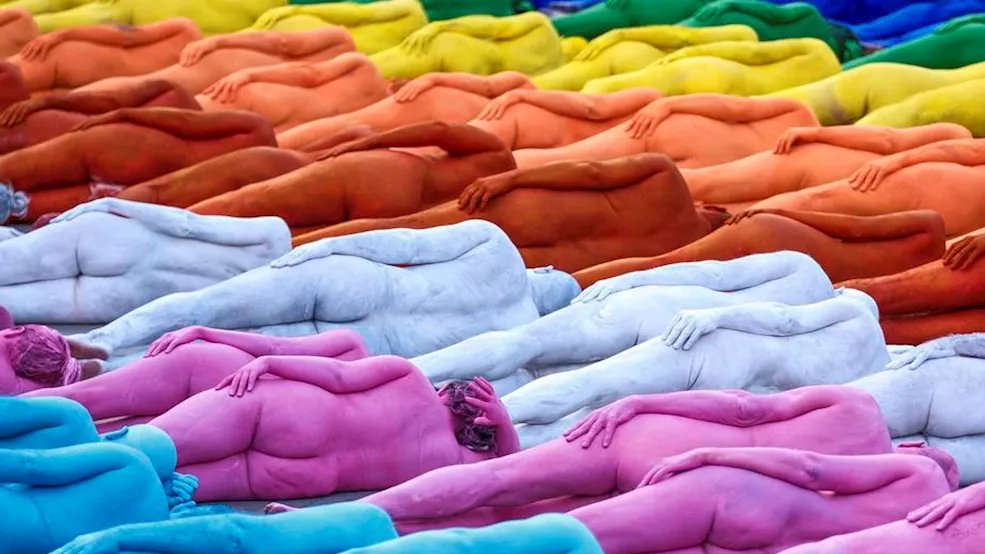 Spencer Tunick tiñe de arcoíris a 500 personas desnudas en Gran Canaria