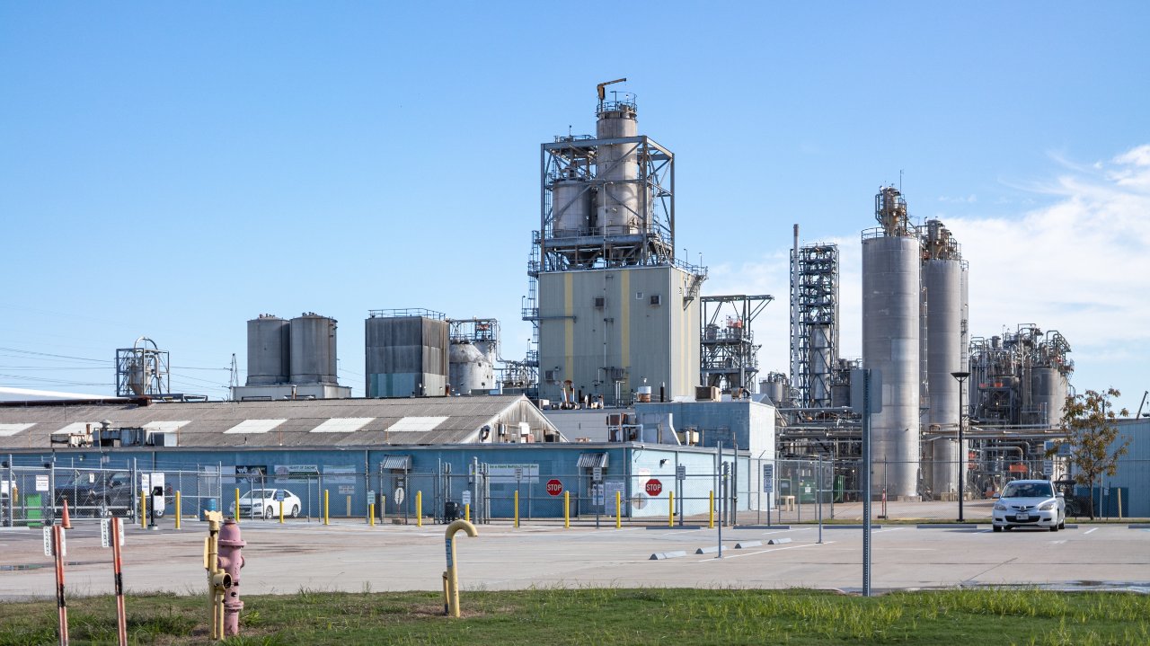 El contraste de Pemex: Deer Park produce más refinados con menos personal