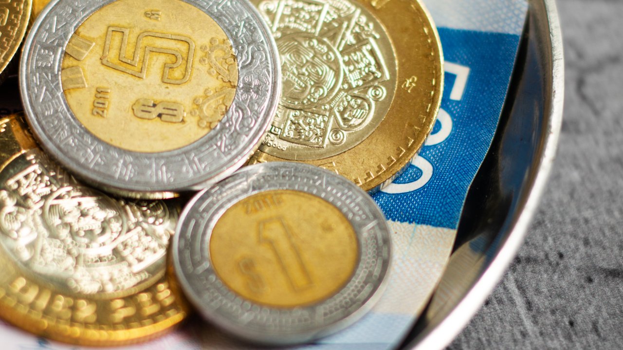 El peso arranca con fuerza a 17.45 por dólar: qué esperar esta semana clave