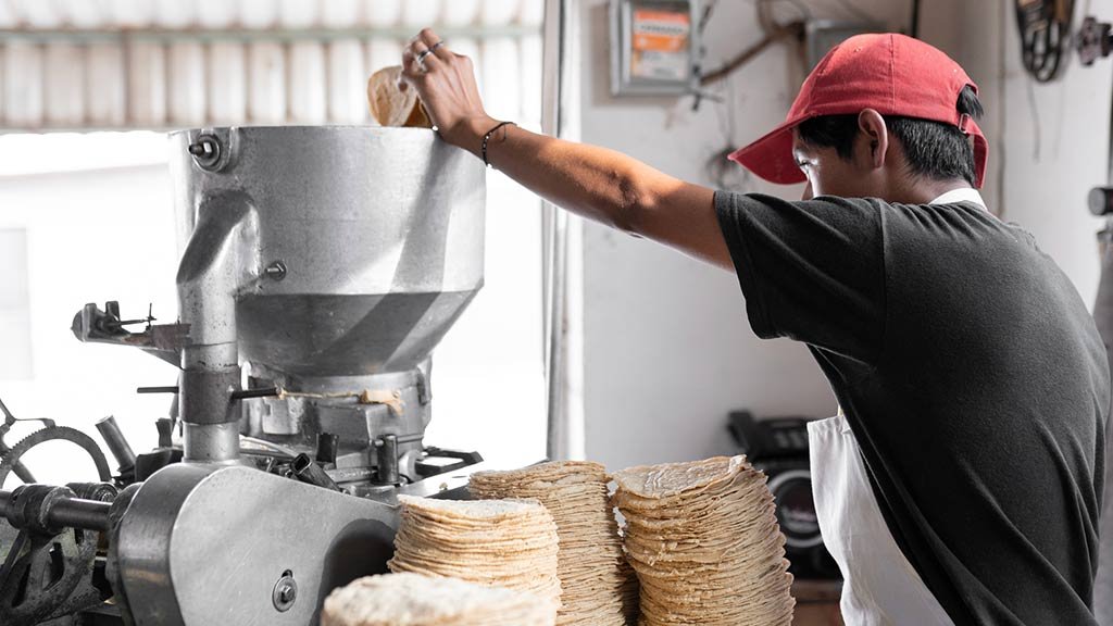 Tortilleros amagan con romper acuerdo: ¿qué pasará con el precio?