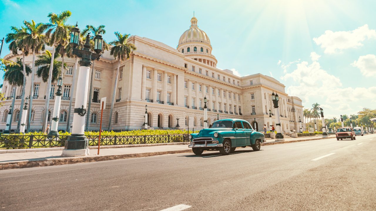 Cuba abre gasolineras y farmacias al sector privado