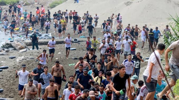 Crisis migratoria rebasa los albergues en Ceuta