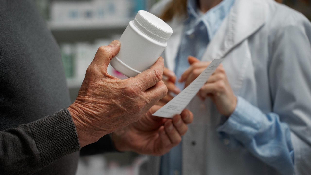 Cambian las reglas para tus medicinas públicas: el millonario reto detrás de los nuevos empaques