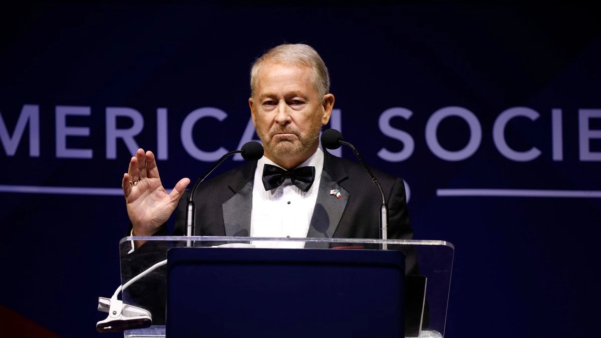 Entre políticos de la 4T, el embajador de EU en México festeja la independencia y destaca golpes al narco