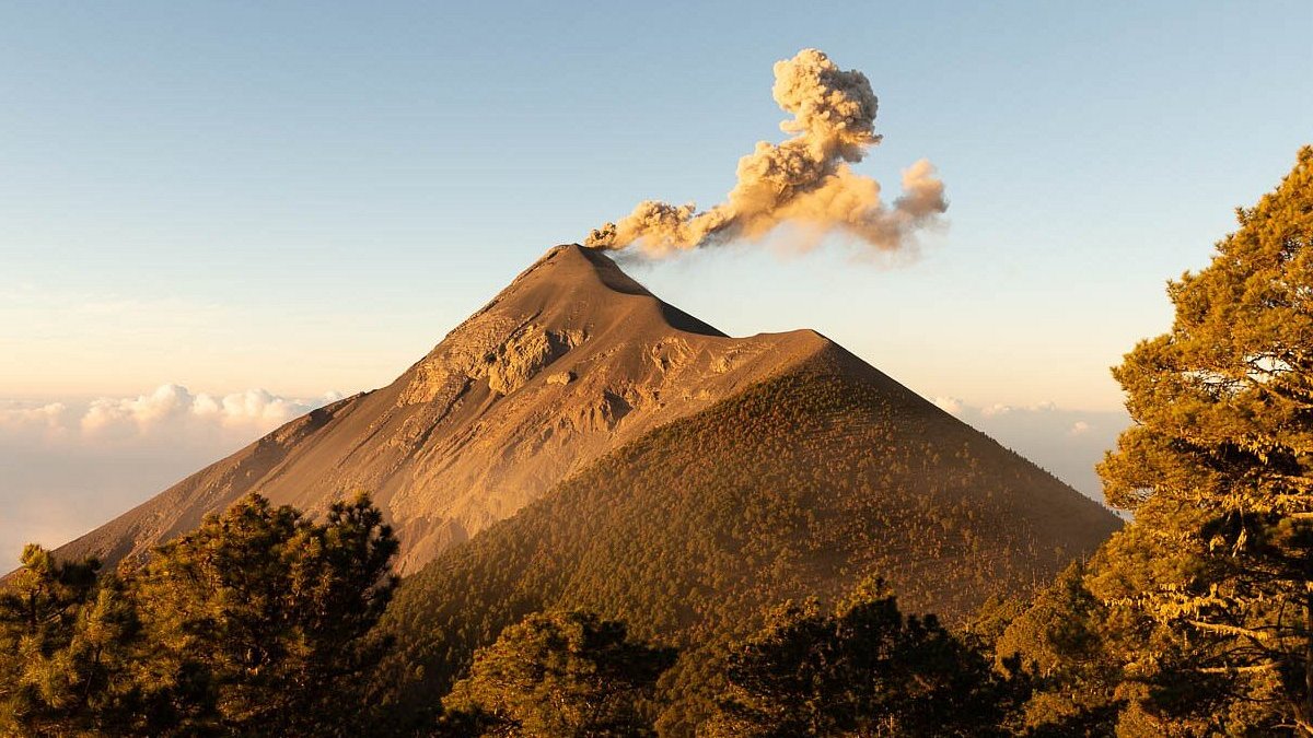 Erupción del volcán de Fuego pone a Guatemala en alerta naranja