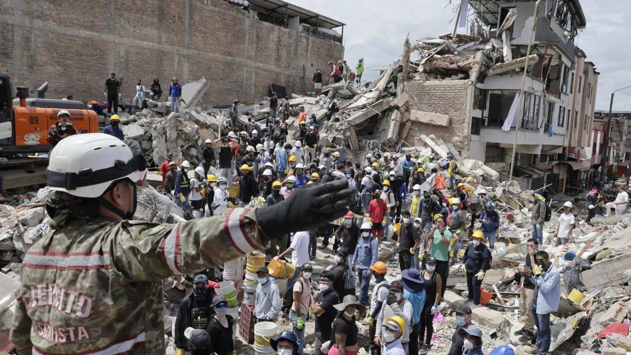Regresan a México 36 afectados por sismo en Colombia