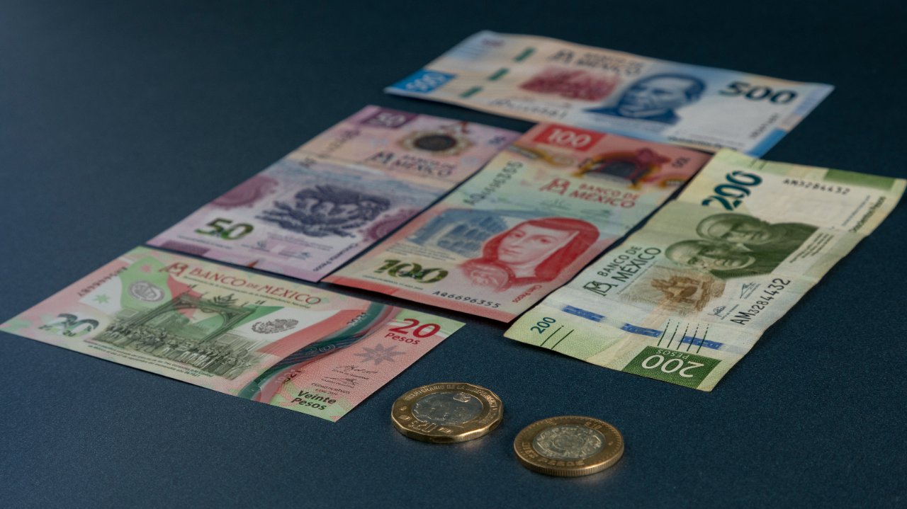 El peso rompe la barrera de los $17