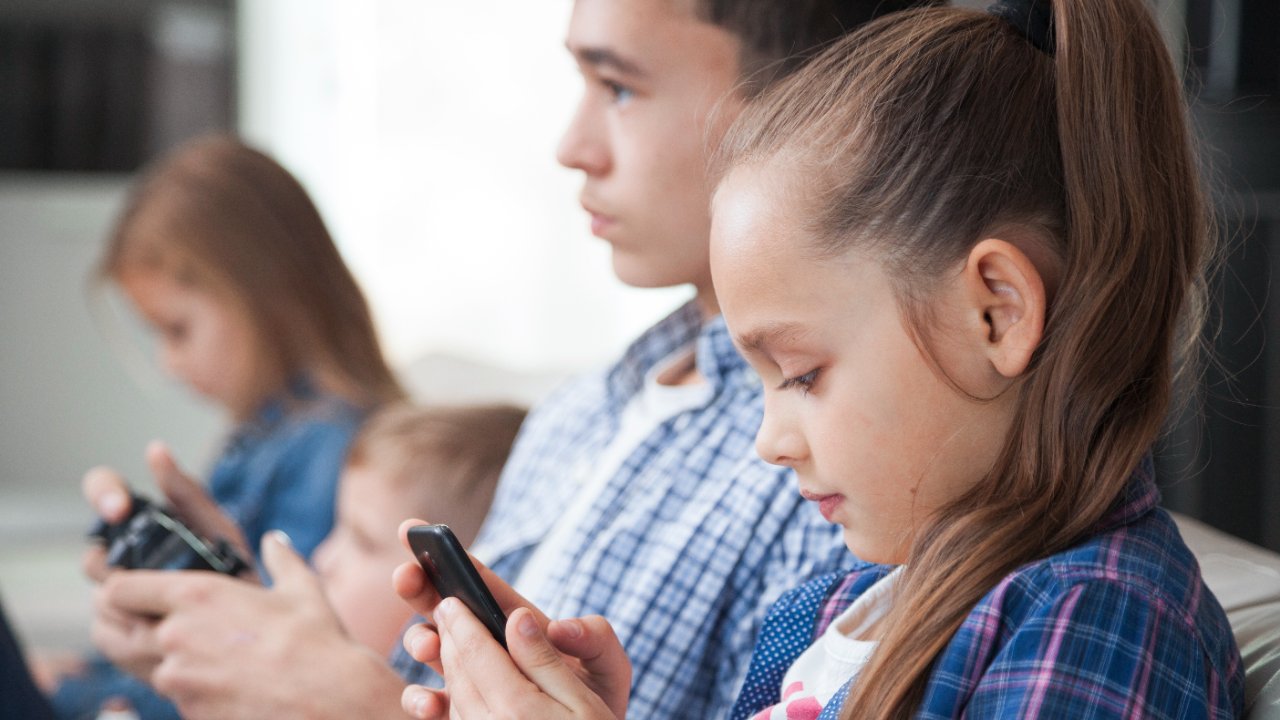 Francia frena la ley que prohibía redes sociales a menores de 15 años