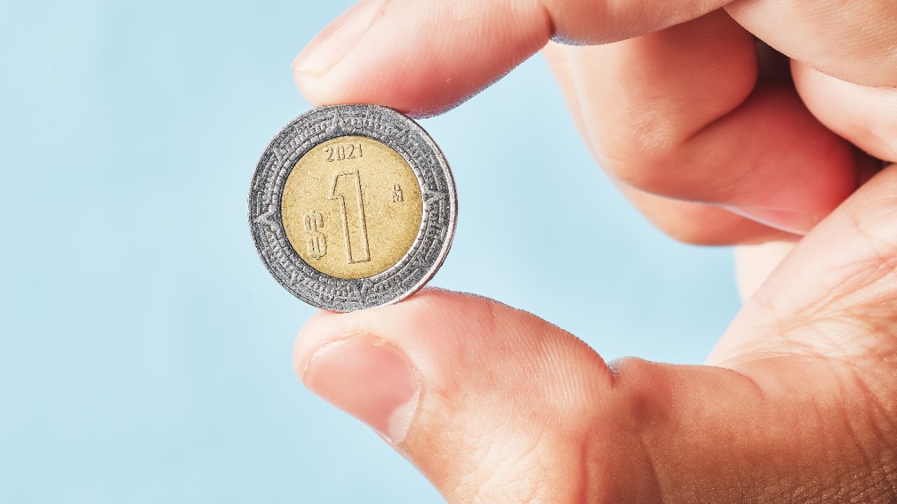 El superpeso desafía los 17 por billete verde tras cuatro semanas al alza