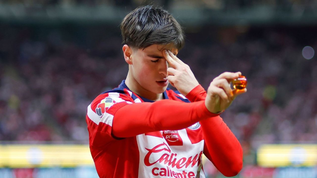 Chivas vende a Armando González al Olympiacos por 12 millones de dólares