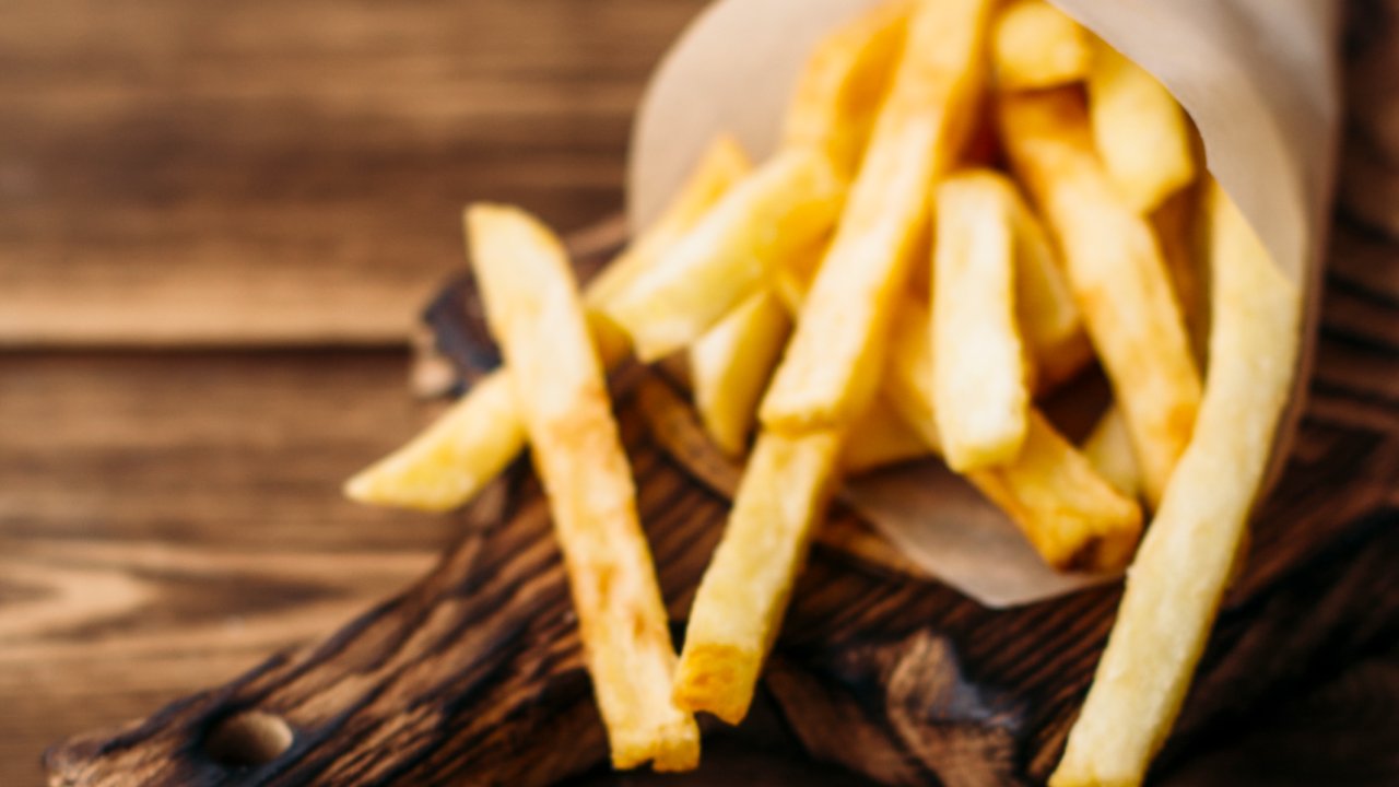 Guía para comer papas fritas gratis o con descuento este 20 de agosto