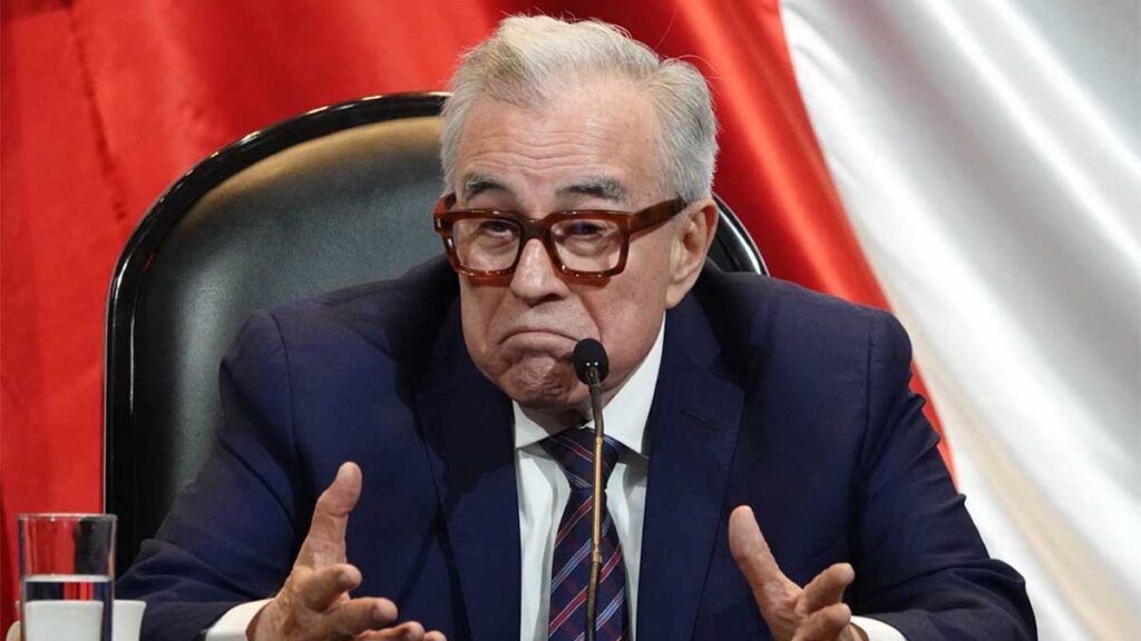 Rubén Rocha deja Sinaloa a un día de su regreso