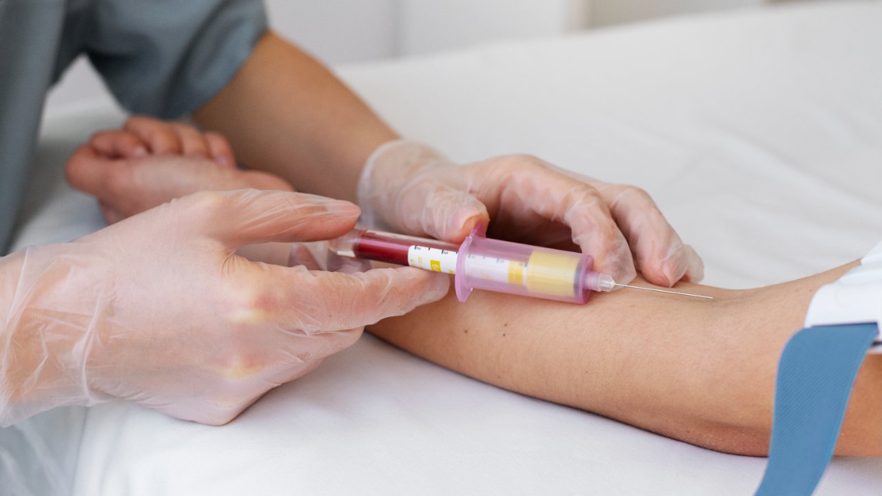 Prueba de sangre para alzhéimer recibe aval de la FDA