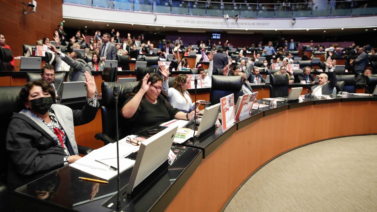 Morena exige a Inzunza dejar el Senado por acusaciones en EU