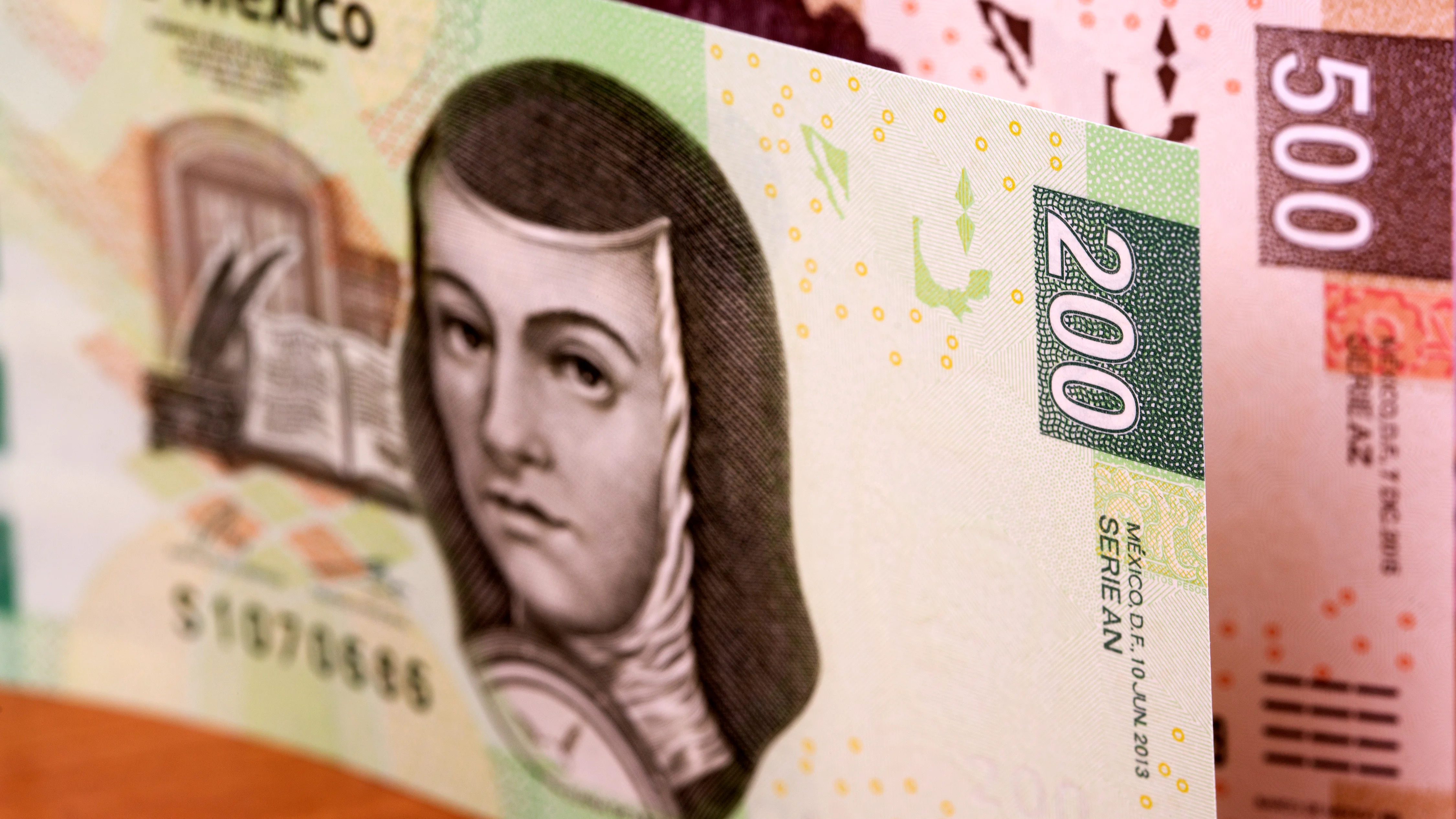 El peso tropieza y el petróleo repunta