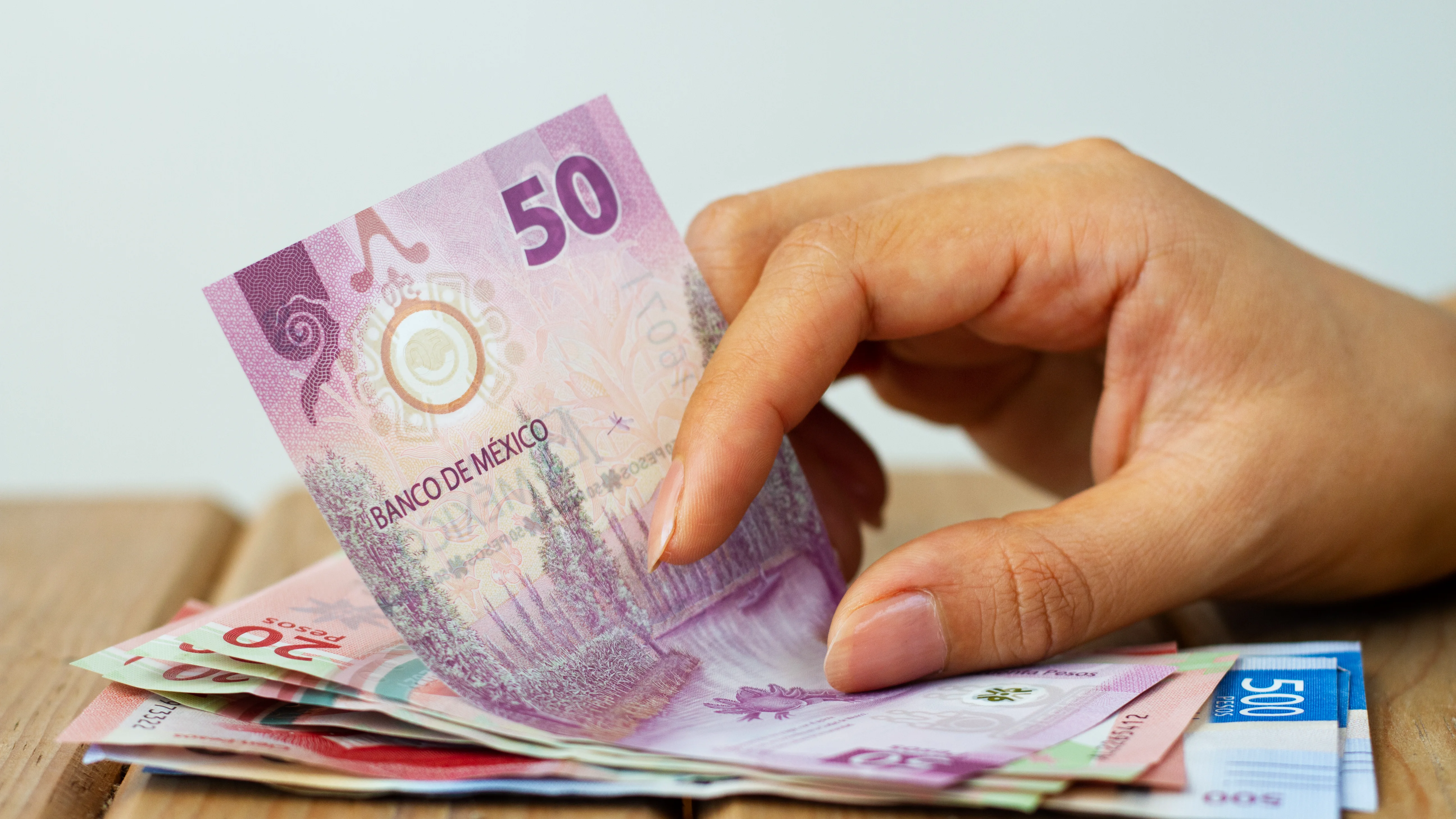 El peso fuerte golpea los bolsillos: las remesas rinden menos que nunca
